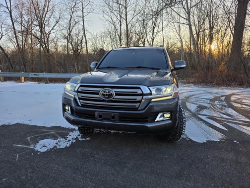 2018 Toyota Land Cruiser Base