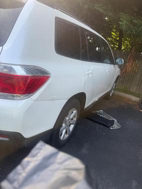 White 2013 Toyota Highlander Base