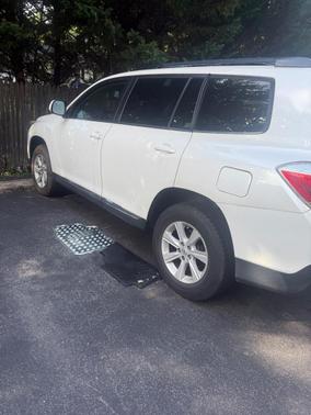 White 2013 Toyota Highlander Base