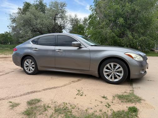 2011 INFINITI M56 x