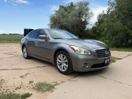 2011 INFINITI M56 x
