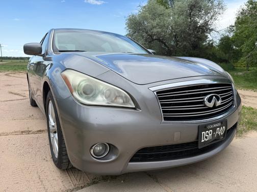 2011 INFINITI M56 x
