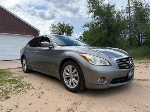 2011 INFINITI M56 x