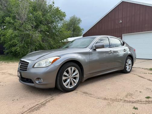 2011 INFINITI M56 x