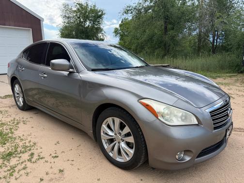 2011 INFINITI M56 x