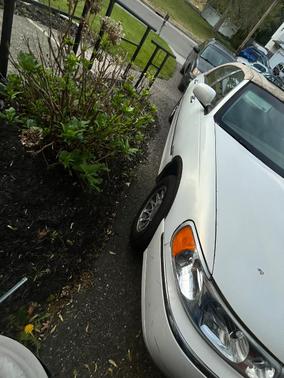 White 2002 Lincoln Town Car Signature
