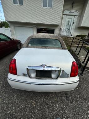 White 2002 Lincoln Town Car Signature