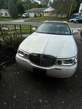 White 2002 Lincoln Town Car Signature
