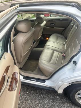 White 2002 Lincoln Town Car Signature