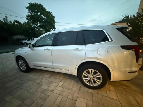 White 2023 Cadillac XT6 Luxury AWD