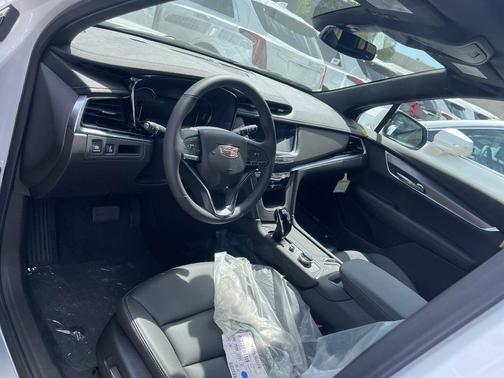 White 2023 Cadillac XT6 Luxury AWD