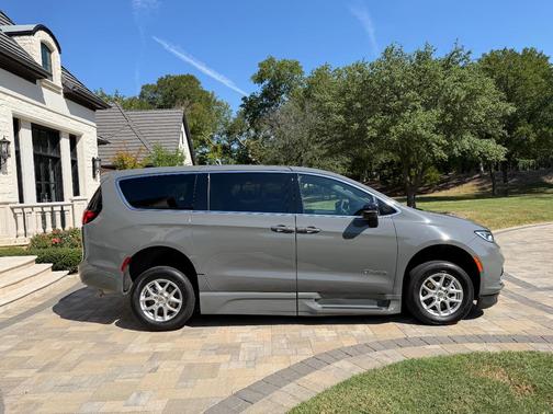 Gray 2025 Chrysler Pacifica Select