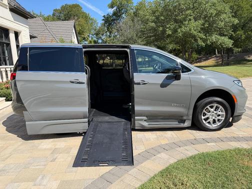 Gray 2025 Chrysler Pacifica Select