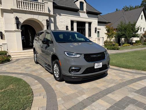 Gray 2025 Chrysler Pacifica Select