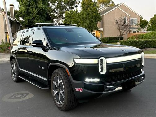 Black 2024 Rivian R1S Adventure Performance Dual-Motor Large Package