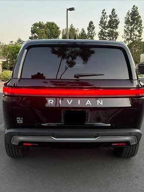 Black 2024 Rivian R1S Adventure Performance Dual-Motor Large Package