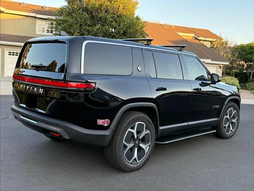 Black 2024 Rivian R1S Adventure Performance Dual-Motor Large Package