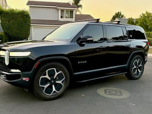 Black 2024 Rivian R1S Adventure Performance Dual-Motor Large Package