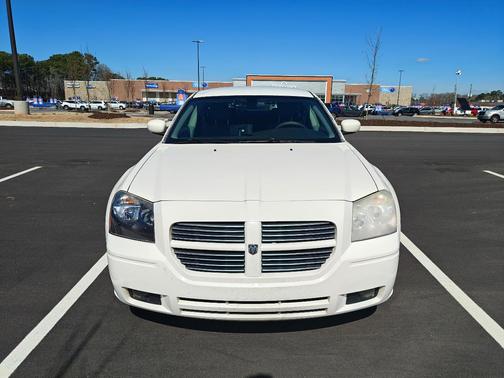 White 2007 Dodge Magnum Base