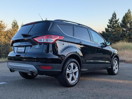 Black 2016 Ford Escape SE