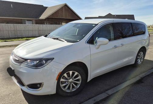 White 2018 Chrysler Pacifica Touring Plus