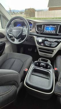 White 2018 Chrysler Pacifica Touring Plus