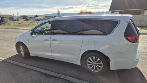 White 2018 Chrysler Pacifica Touring Plus