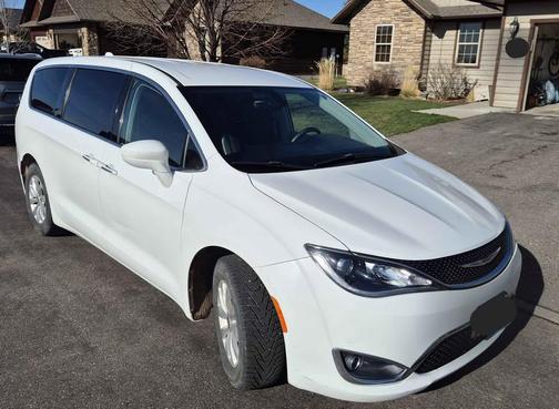 White 2018 Chrysler Pacifica Touring Plus