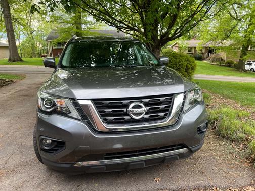 Gray 2017 Nissan Pathfinder Platinum