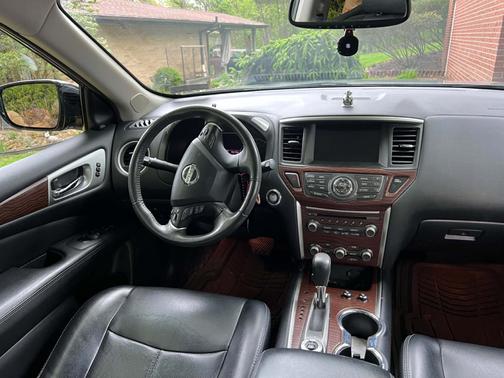 Gray 2017 Nissan Pathfinder Platinum