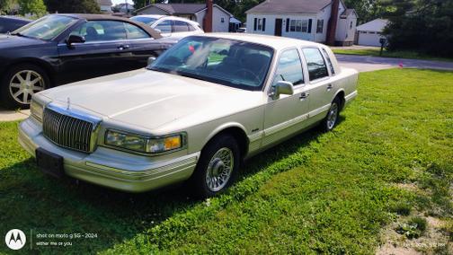 Beige 1997 Lincoln Town Car Executive