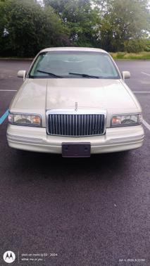 Beige 1997 Lincoln Town Car Executive