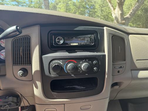 White 2004 Dodge Ram 1500 SLT