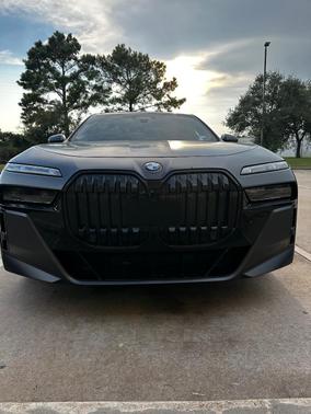 Gray 2023 BMW 760 i xDrive