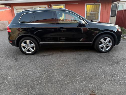 Black 2013 Volkswagen Touareg TDI Lux