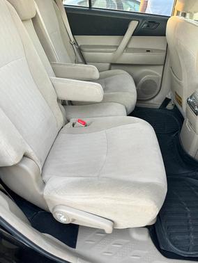 Black 2011 Toyota Highlander SE