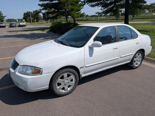 White 2005 Nissan Sentra 1.8 S
