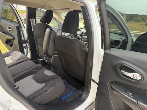 White 2015 Jeep Cherokee Sport