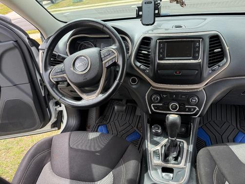 White 2015 Jeep Cherokee Sport