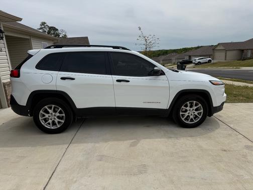 White 2015 Jeep Cherokee Sport