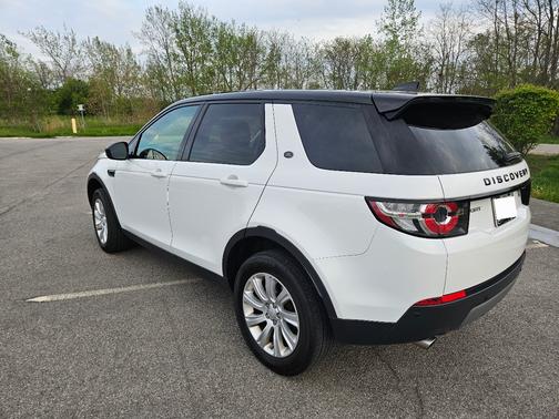 White 2018 Land Rover Discovery Sport SE