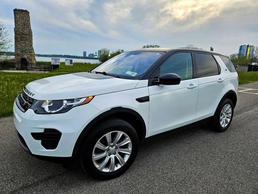 White 2018 Land Rover Discovery Sport SE