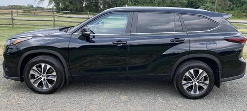 Black 2024 Toyota Highlander XLE