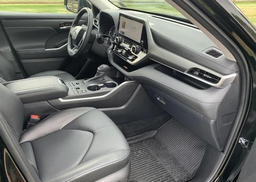 Black 2024 Toyota Highlander XLE