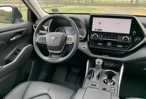 Black 2024 Toyota Highlander XLE