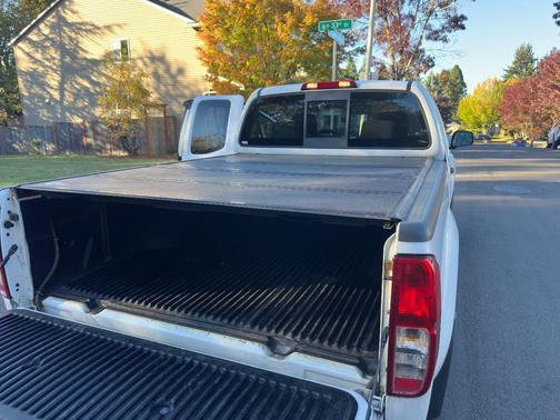 White 2009 Nissan Frontier SE King Cab
