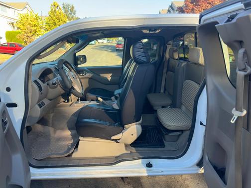 White 2009 Nissan Frontier SE King Cab