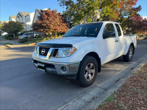 White 2009 Nissan Frontier SE King Cab