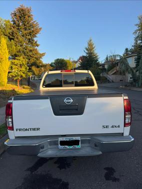 White 2009 Nissan Frontier SE King Cab