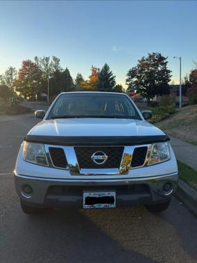 White 2009 Nissan Frontier SE King Cab